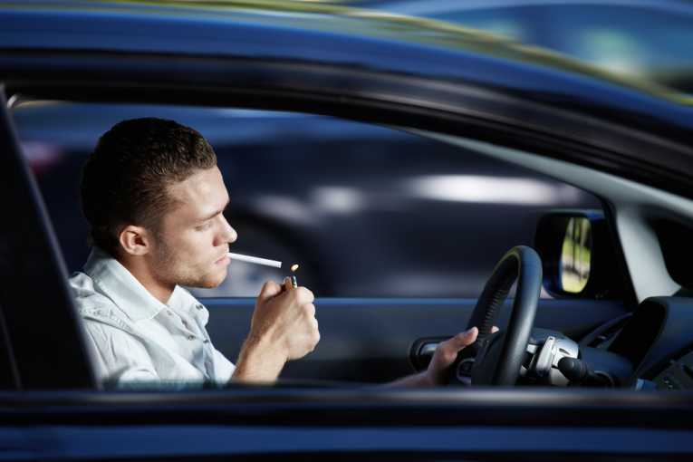 koureni-cigaret-v-aute-vliv-na-soustredeni-psychiku-a-nehodovost